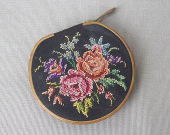 Puderdose schwarz bestickt Petit-Point-Stickerei Stoff Rose Mid Century Vintage Petit Point