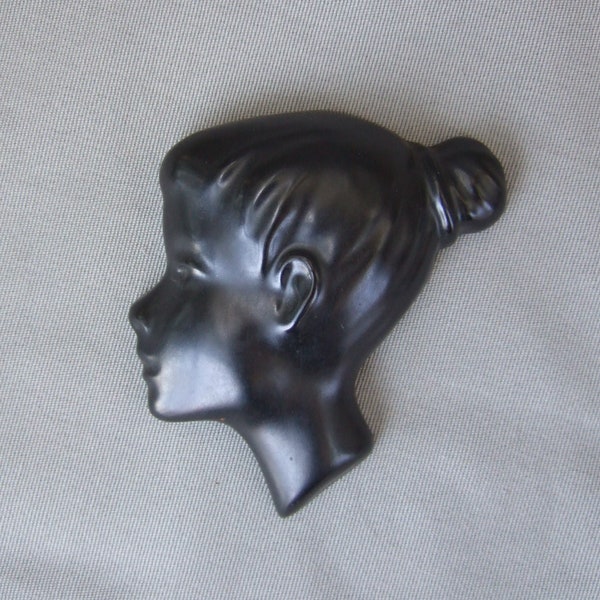 Kleine Wandmaske Keramik schwarz Frau Frauenkopf mit Haarknoten Mid Century Vintage