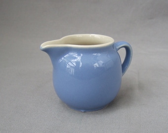 Piccola brocca per il latte in ceramica blu bianca Piccola brocca per il latte vintage della metà del secolo