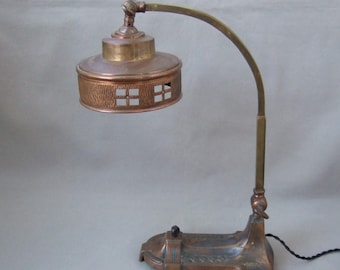 Lampe de table Art Nouveau en cuivre et laiton, lampe de table antique, abat-jour ajouré, lampe de bureau vintage de style Sécession