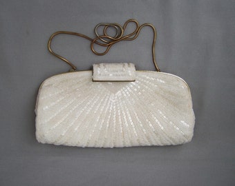 Vintage Tasche Abendtasche Clutch weiß bestickt Perlen Mid Century gold Brauttasche Perlentasche mit Kettenhenkel