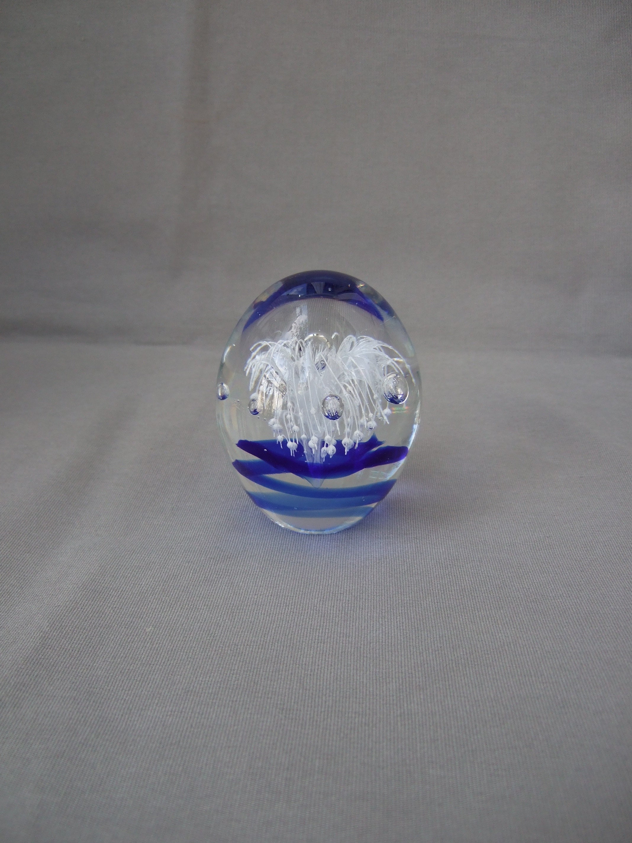 Holtzheimer のペーパーウェイト、青、白、泡、卵型、楕円形