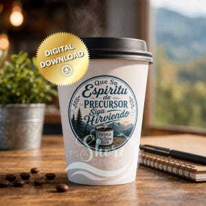 May include: A white paper coffee cup with a black lid featuring a circular graphic with a mountain landscape, pine trees, and the text Que Su Espiritu de PRECURSOR Siga Hirviendo and ESCUELA de PRECURSOR 2026. A gold seal reads DIGITAL DOWNLOAD.