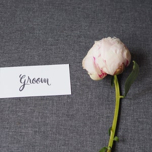 Tarjetas de lugar de caligrafía Letras de pincel blanco liso plano