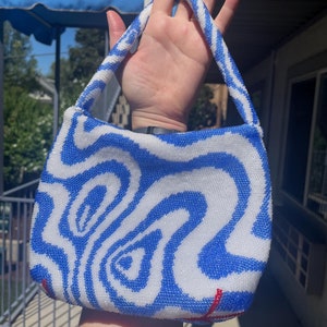 Modèle de sac bleu au crochet avec perles tourbillonnantes