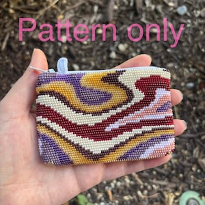Op de afbeelding: Een rechthoekig tasje met ritssluiting en een buitenkant van kralen met een wervelend abstract patroon in tinten donkerrood, mosterdgeel, paars en crème. De tekst "Pattern only" is in het roze bovenaan de afbeelding gedrukt.