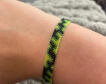 Green squiggle bracelet pattern