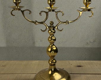 Candelabro vintage de latón de 3 brazos, fabricado en Japón, estilo Hollywood Regency de mediados de siglo, portavelas con detalles dorados y forma de espiral.