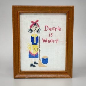 Cuadro vintage enmarcado de punto de cruz "Querida está cansada", estilo retro para ama de casa, para pared de cocina.