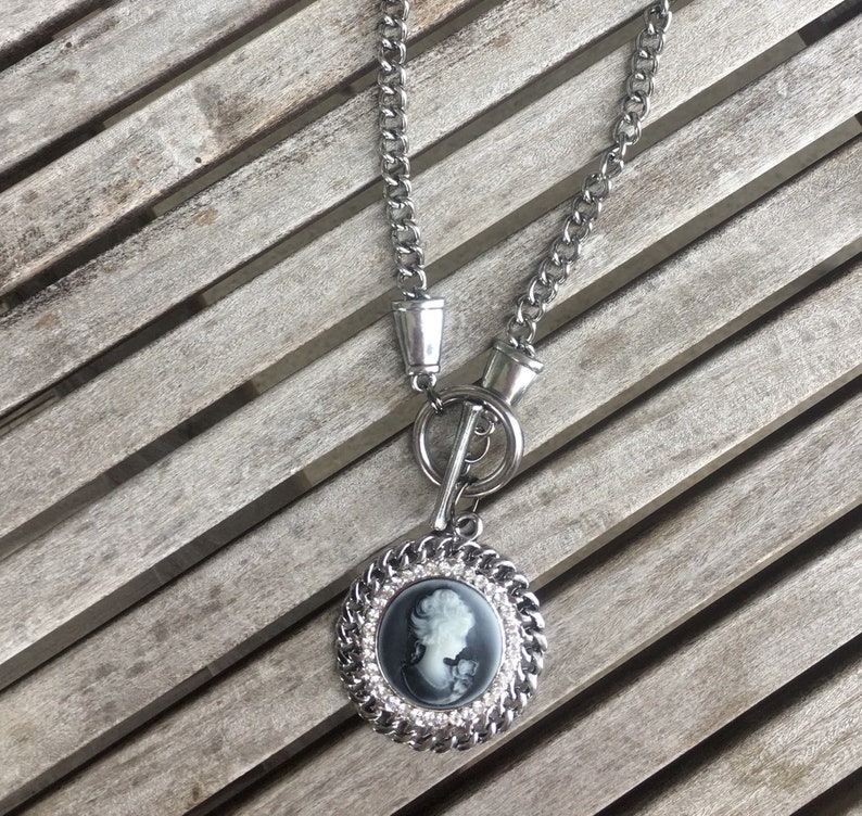 Vintage Front Toggle Black /& White Cameo Pendant Necklace Rhinestone Accents