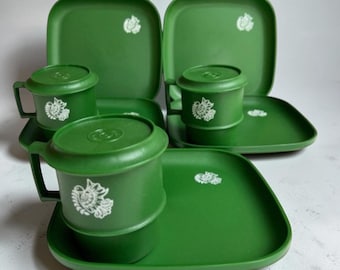 Vintage Tupperware Snackset Avokado Grön Duva Muggar Tallrikar 11 Delar 1970-talet Retro Köksvärdinna Mid Century Dekor