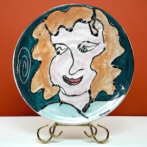 Piatto vintage in ceramica con ritratto dipinto a mano di S Lyons, firmato, decorazione astratta in ceramica stile moderno di metà secolo.