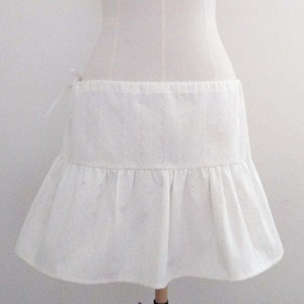 Minijupe blanche broderie anglaise