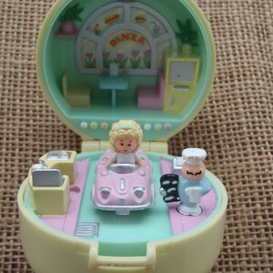 Pierścionek Vintage Bluebird Polly Pocket z lat 50. z kolekcji Diner Ring - kompletny