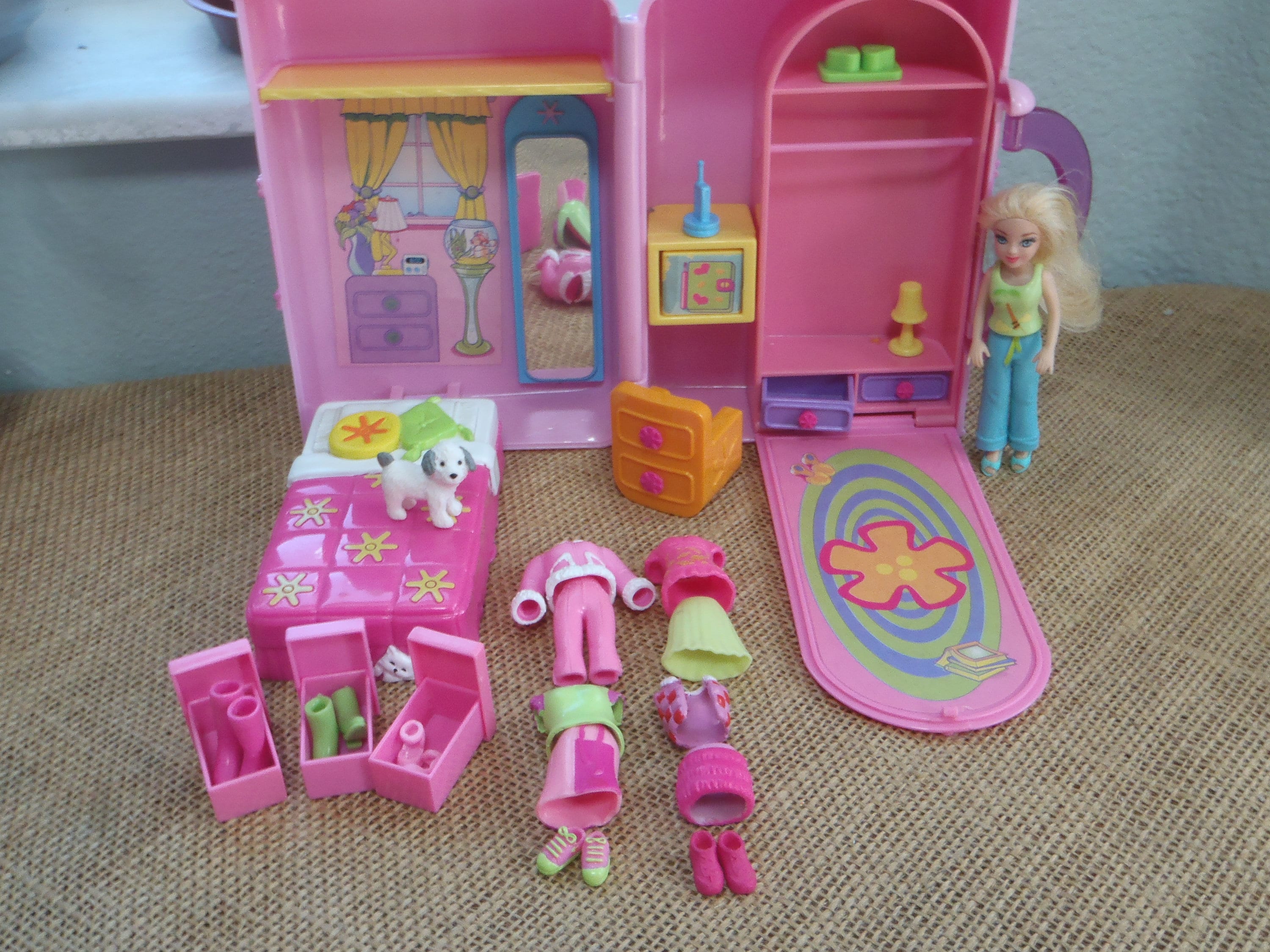 Polly Pocket Playset & 2 Dolls (3-inch), Candy Style Fashion Drop Vending  Machine, 2-Stories, 35+ Pieces of Furniture, Clothes & Accessories (