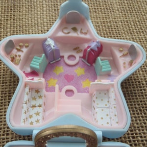 Polly Pocket Bluebird 1995 Light Up Fashion Show Défilé De Mode Vanity Rose Noeud Jaune