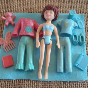 Vintage Polly Pocket Polly has a Slumber Party Pajamas Bedtime Dolls F13