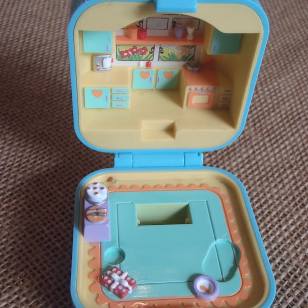 Vintage Bluebird Polly Pocket 1991 Dinner Time Ring Compact ONLY