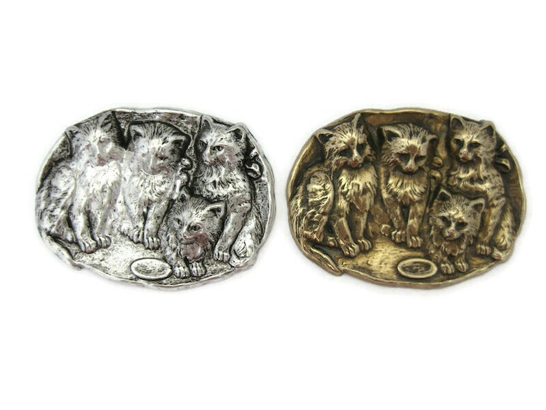 Peut inclure: Deux boutons en m&eacute;tal de forme ovale avec un motif de cinq chatons. Un bouton est argent&eacute; et l'autre est dor&eacute;.