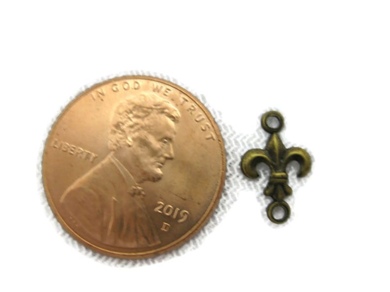 Made in the USA Antiqued Brass Vintage Design Small Fleur De Lis Connector Drop 6 pieces