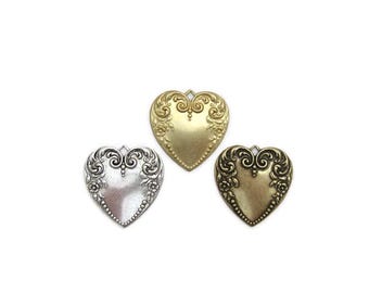 Colgante de corazón con volutas florales de latón, fabricado en EE. UU.
