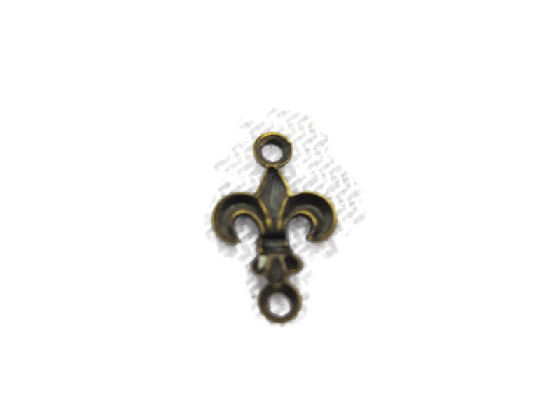 Made in the USA Antiqued Brass Vintage Design Small Fleur De Lis Connector Drop 6 pieces
