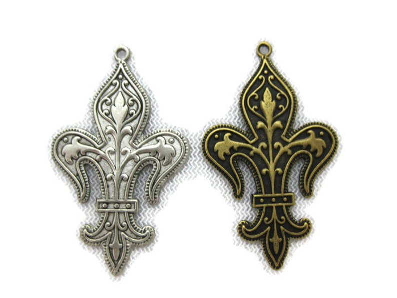 Made in the USA Antiqued Brass Vintage Design Fleur De Lis Drop