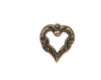 Dije de corazón de latón con diseño floral (4 piezas), fabricado en EE. UU.