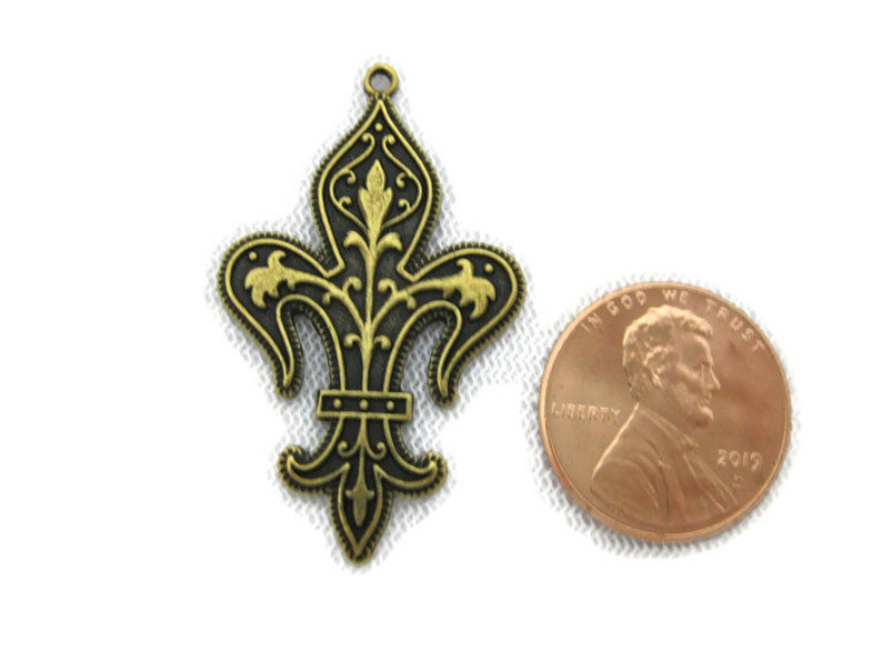 Made in the USA Antiqued Brass Vintage Design Fleur De Lis Drop
