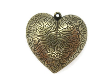 Colgante de latón con forma de corazón inflado en 3D y diseño floral, fabricado en EE. UU.