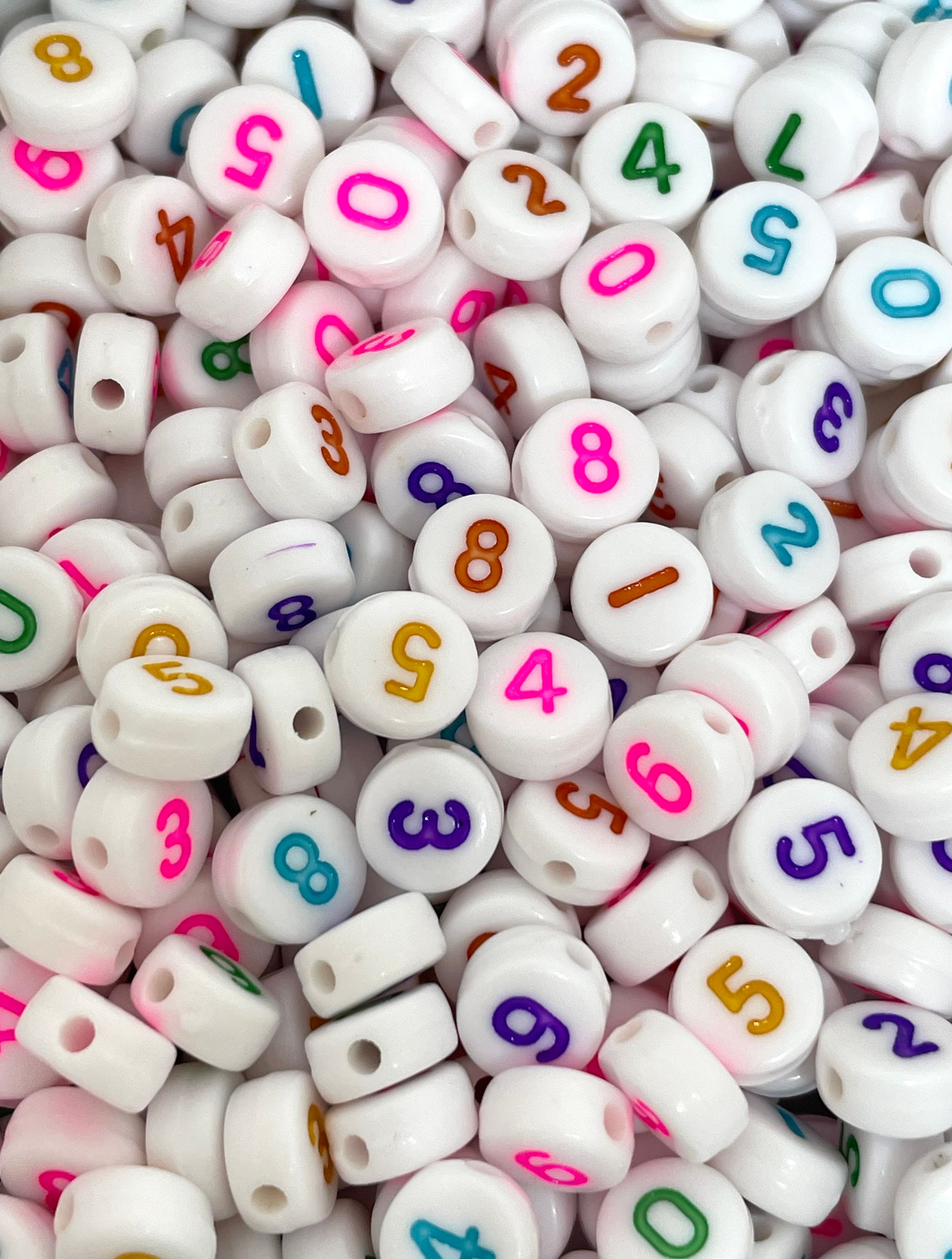 ジュエリー作りのためのカラフルな数字ビーズ、数字チャーム、文字 