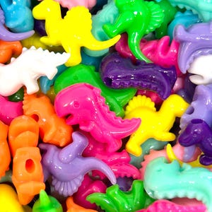 Mix di perline colorate a tema dinosauri, perline divertenti per lavoretti creativi, materiali per la creazione di gioielli fai da te