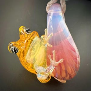 Colgante de rana de vidrio translúcido amarillo "YUZU", joyería de vidrio de borosilicato, collar único hecho a mano.