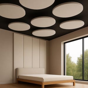 Op de afbeelding: Een moderne slaapkamer met een licht houten bedframe en hoofdbord, met een matras in neutrale tinten. De kamer heeft een groot raam en een reeks ronde, crèmekleurige plafondpanelen die aan een donker plafond zijn opgehangen.