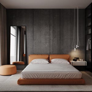 Könnte beinhalten: Ein modernes Schlafzimmer mit einem großen Bett mit einer weißen Bettdecke und einem orangefarbenen Kopfteil. Der Raum hat eine Betonwand, ein großes Fenster mit Jalousien und einen Nachttisch mit einer Lampe.