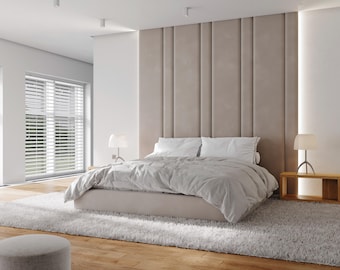 Könnte beinhalten: Ein modernes Schlafzimmer mit neutraler Farbpalette. Das Bett hat eine hellgraue Bettdecke und weiße Kissen. Ein großes, strukturiertes Kopfteil befindet sich hinter dem Bett. Ein flauschiger weißer Teppich bedeckt den Boden. Zwei Lampen stehen auf Nachttischen aus Holz.