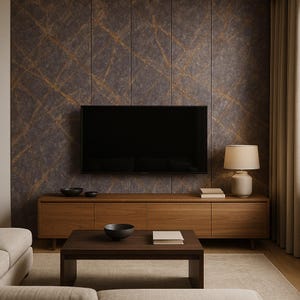 Pode incluir: Sala de estar moderna com TV de tela plana montada na parede. Abaixo, um armário de madeira com gavetas e uma mesa de centro combinando. A parede tem uma textura com veios dourados. Um sofá bege e uma lâmpada completam a cena.