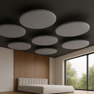 Pode incluir: Um quarto moderno com uma cama estofada cinza claro, painéis de madeira e janelas grandes. O ponto focal é a série de painéis acústicos circulares cinza suspensos do teto preto, criando um design contemporâneo.