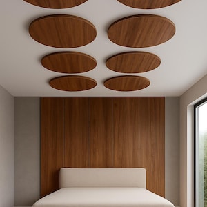 Può includere: Una camera da letto moderna con un letto in legno, una testiera e pannelli a parete. Il soffitto presenta diversi pannelli ovali in legno di grandi dimensioni. Il letto ha un materasso e biancheria da letto di colore neutro. Una grande finestra fornisce luce naturale.