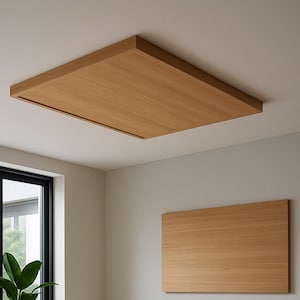 Op de afbeelding: Een rechthoekig houten paneel, gemonteerd aan het plafond, met een lichtbruine afwerking. Het paneel heeft een verzonken rand en is geïnstalleerd in een kamer met een neutraal kleurenpalet. Een vergelijkbaar paneel is aan de muur gemonteerd.