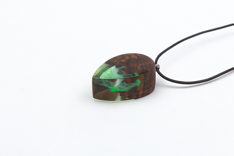 Unique Shape Green Phosphorescent Paint Wood And Resin Necklace Resin Wood Jewelry Glow In The Dark Wood And Resin Necklace