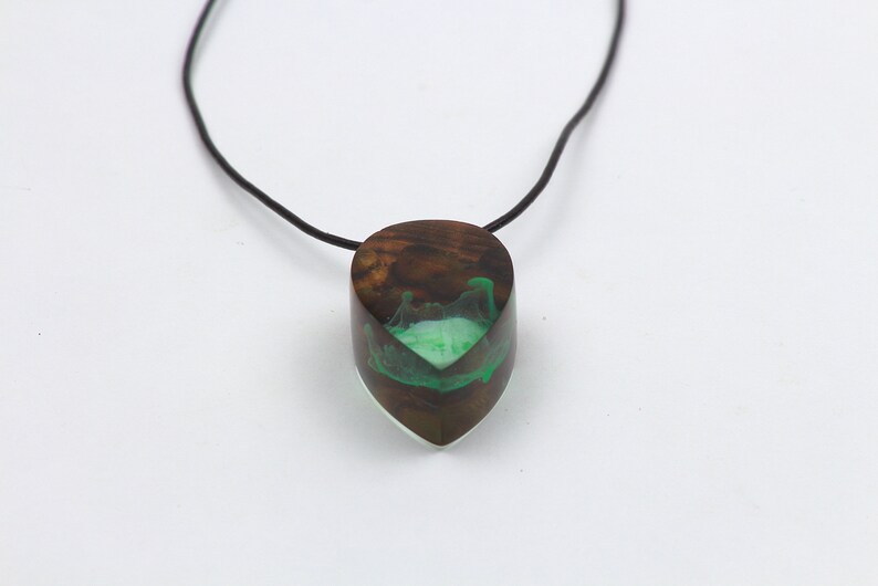 Unique Shape Green Phosphorescent Paint Wood And Resin Necklace Resin Wood Jewelry Glow In The Dark Wood And Resin Necklace