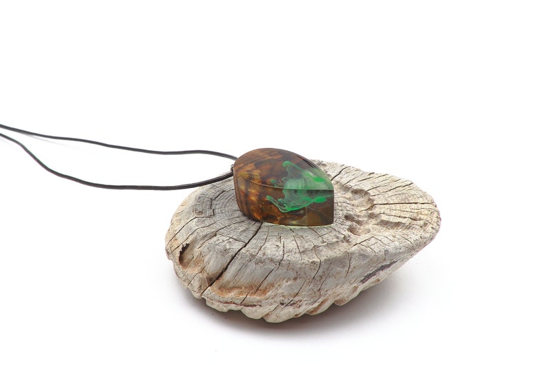 Unique Shape Green Phosphorescent Paint Wood And Resin Necklace Resin Wood Jewelry Glow In The Dark Wood And Resin Necklace