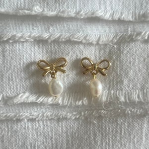 Gold bow studs with pearl/Coquette