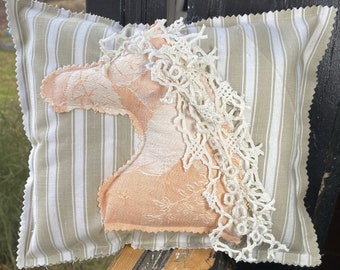 Almohada de caballo de tela francesa antigua: cojín de encaje hecho a mano, regalo hecho a mano para amantes de los caballos