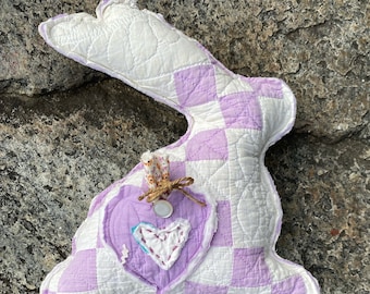 Grand coussin de lapin quilt vintage, lapin de maison de ferme, poche coeur cousue main violet printemps avec carotte ! Couette assortie au dos 12 po.