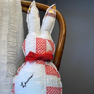 18&quot; vintage quilt konijn rood bankkussen, charmant gesigneerd door quilter! Boerderij quilt konijn kussen, volkskunst konijnen woondecoratie