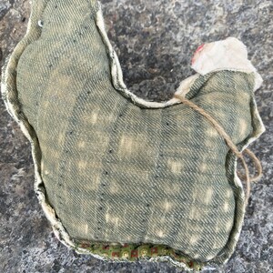 Prim Chicken Pillow: Antique Quilt Primitive Farmhouse Bowl Filler, Tattered green red and yellow quilt! image 2