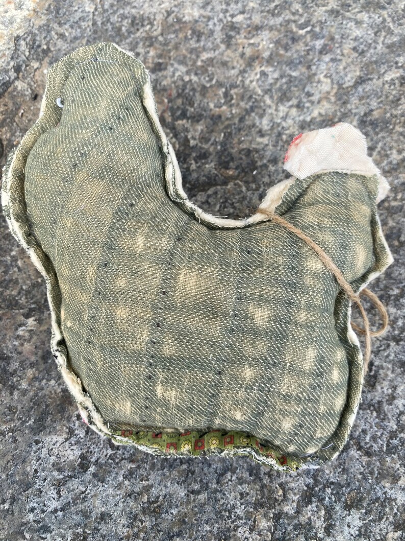 Prim Chicken Pillow: Antique Quilt Primitive Farmhouse Bowl Filler, Tattered green red and yellow quilt! image 2
