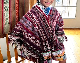 Anden Poncho aus 100% Alpaka für Kinder (3-6 Jahre alt). Traditioneller peruanischer Poncho. Boho Poncho. Handgemachter Fransen Poncho